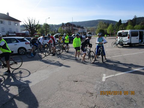 8h35 - Les 28 V.V.V. attendent le départ à cause du retard de la voiture de Gérard arrivé à 8h30 seulement...!!!Mille excuses à TOUS