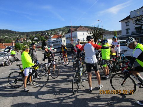 8h42 - On va pouvoir y aller.... Reynald donne les dernières consignes pour le parcours... (tout le monde n'a pas apparamment écouté...!!!)