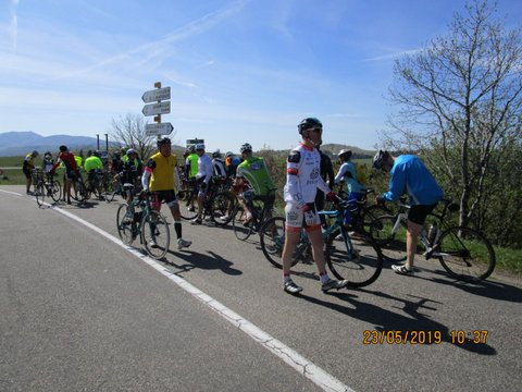 10h37 - 2ème regroupement à la bifurcation du col de Breitfirst (1.282m... le plus haut col routier des Vosges...) Monique Willemin qui nous a accompagné jusqu'ici avec son VTT électrique....nous quitte pour rentrer à Gérardmer