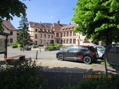 11h06 - Descente du Platzerwasel....plus facile que la montée. Mairie de Metzeral....nous perdons Pierre Valois....qui repart en sens inverse...!!!