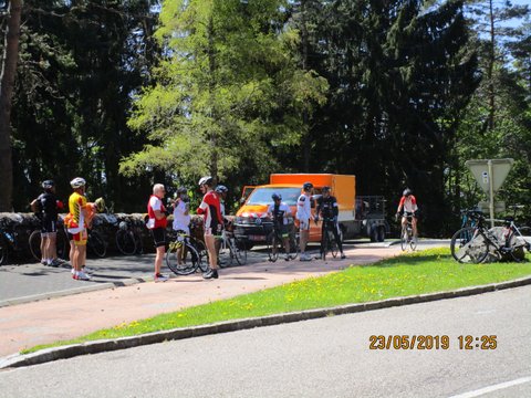 Regroupement en haut du col...à 9km du restaurant