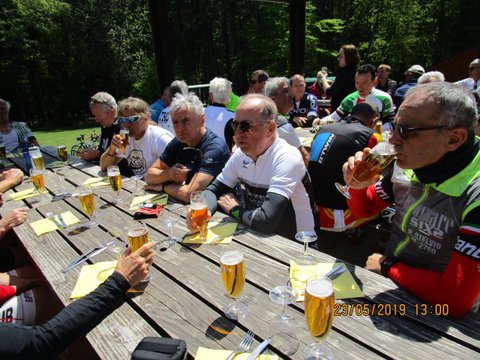 13h00 - Une bonne Bière au soleil 19 degrés... de G. à D. Amico Philippe Schutz, Gabriel G. Patrice Roch, Guy Cayrou