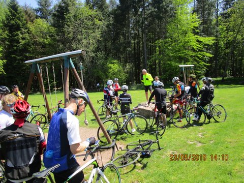 14h10 - Ragaillardis...prêts à repartir - Reynald propose l'option d'éviter les 2,5km trè raides du bas du col du Calvaire à Orbey...12 % ...en contournant par Bassehuttes .... détour 4km adopté à l'unanimité....!!