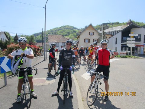 14h22 - Tout le groupe se retrouve après 8km de descente à l'entrée d'Orbey